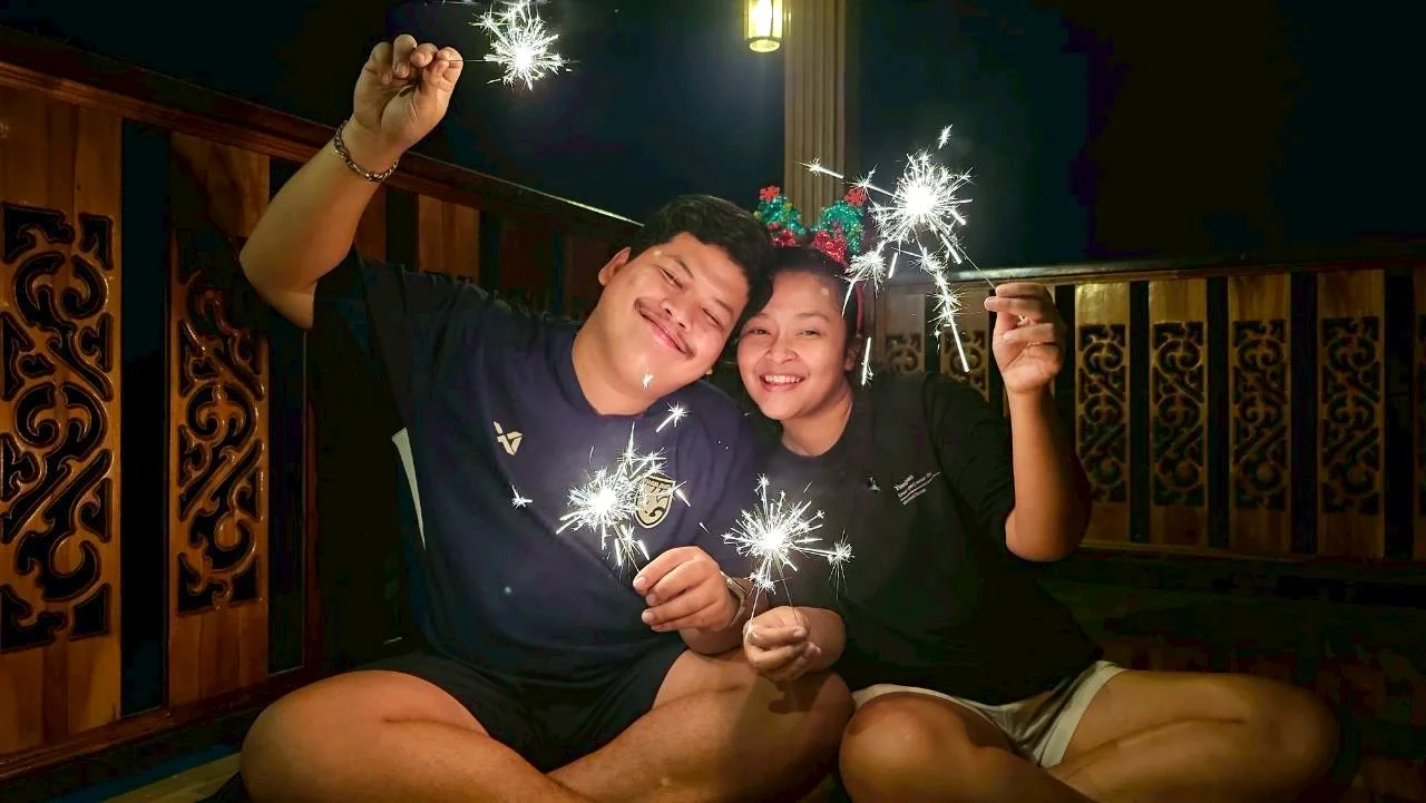Nasita and Suphakit celebrating together with sparklers